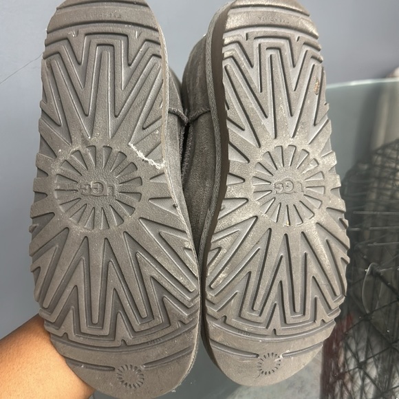 Selling grey Pair of Uggs .Size US WOMENS size 6. - Picture 6 of 7